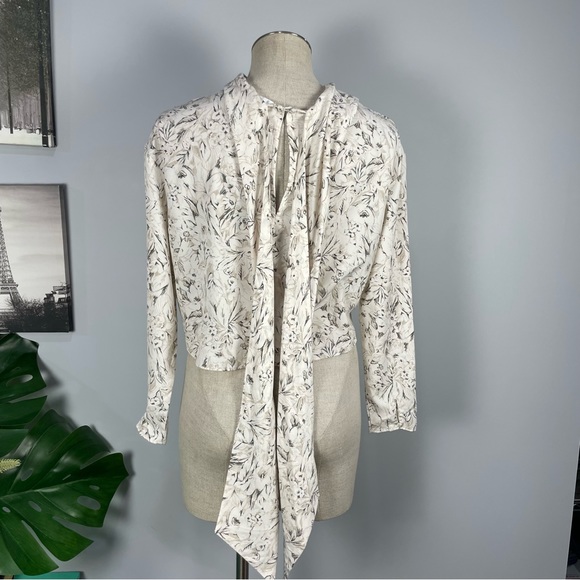NWT ASTR off white sketch floral blouse with tie Sz S - Picture 9 of 16